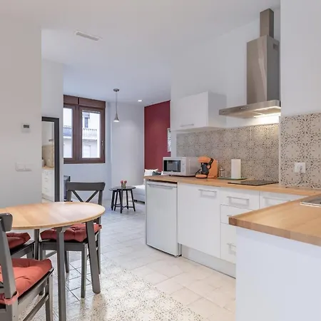 Modern Close To Centre Aparthotel 4*