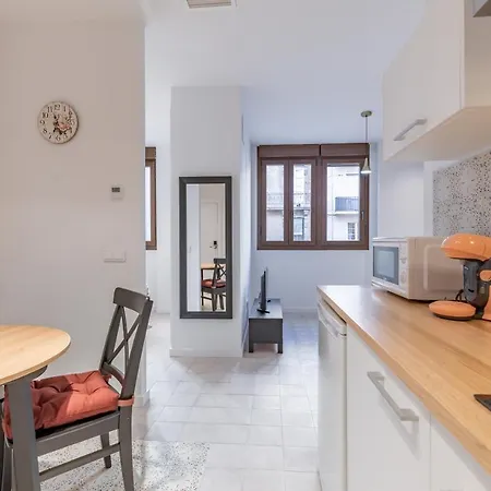 Modern Close To Centre Aparthotel 4*